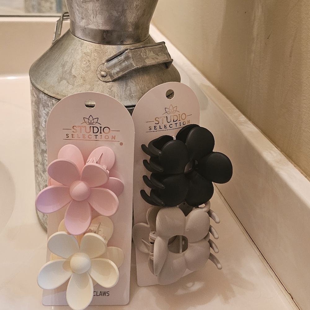 NWT Set Of 4 Flower Hair Claws